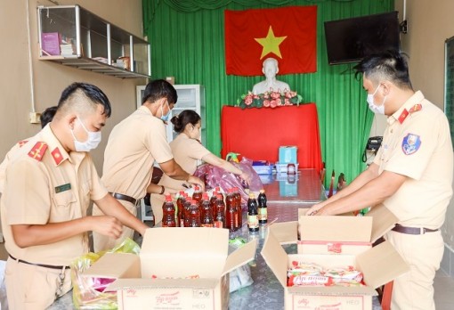 Cảnh sát giao thông trích tiền lương mua thực phẩm tặng người dân
