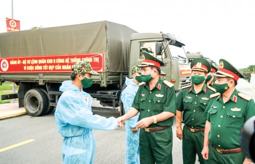 Đồng lòng, chung sức hỗ trợ người dân chống dịch