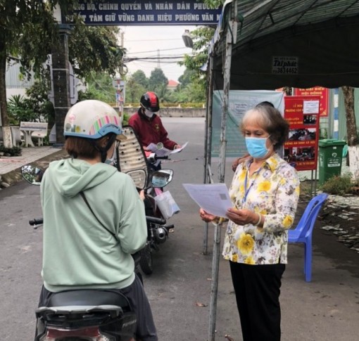 Hết lòng vì việc chung