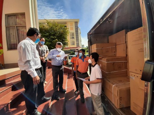 Tiếp nhận thiết bị y tế phòng, chống dịch COVID-19