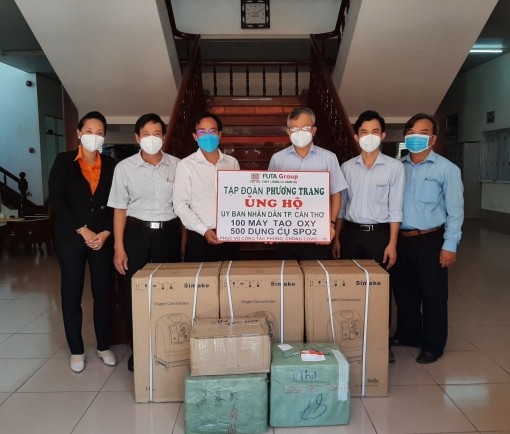 Ủy ban MTTQVN thành phố tiếp nhận thiết bị y tế phòng, chống dịch COVID-19