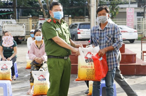 Công an quận Ninh Kiều đồng hành cùng người dân vượt qua khó khăn