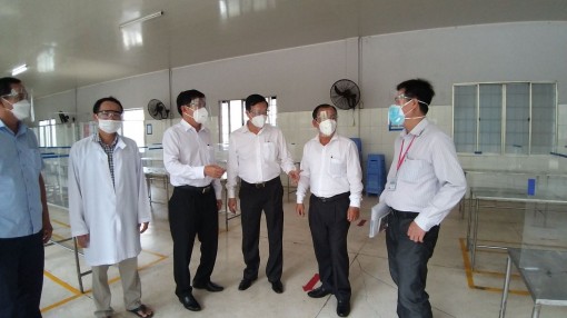 Kiểm tra doanh nghiệp thực hiện phương án “vừa cách ly, vừa sản xuất” tại Khu Công nghiệp Thốt Nốt