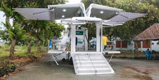 Xe lưu động tiêm chủng cho lực lượng phục vụ trong khu cách ly