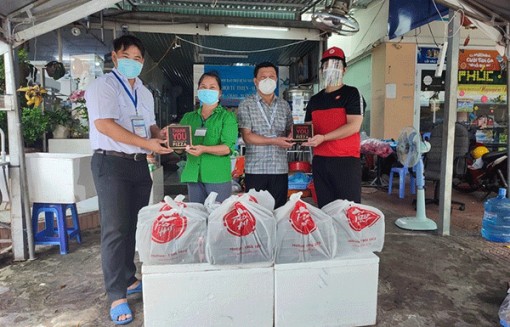 Hàng ngàn chiếc bánh Pizza “tiếp sức” tuyến đầu chống dịch