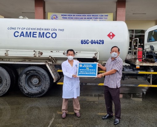 Bệnh viện Đa khoa Hòa Hảo-Medic Cần Thơ trao tặng Bệnh viện Lao và Bệnh phổi TP Cần Thơ 5.000kg oxy lỏng và 10 bộ chai oxy 6m3