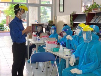 Chàng trai trẻ đi vào tâm dịch