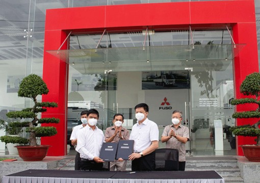 Thaco Cần Thơ hỗ trợ TP Cần Thơ 1 xe chuyên dụng tiêm chủng lưu động