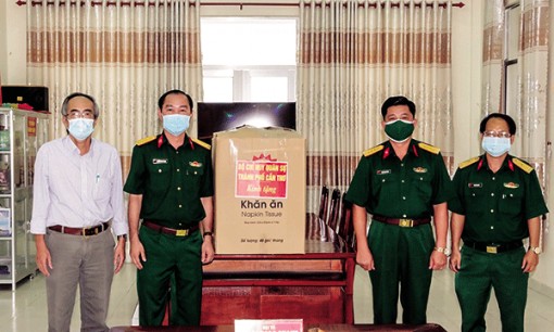 Chăm lo cho cán bộ, chiến sĩ và người dân an tâm chống dịch