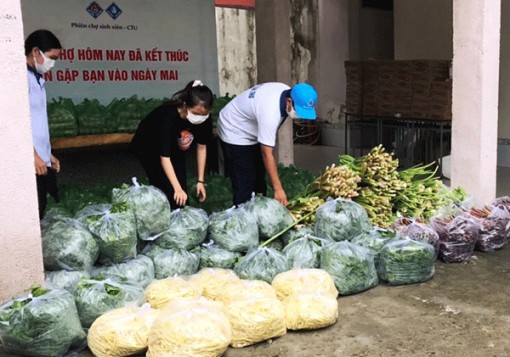 Hợp tác xã nông nghiệp Thân Thiện tặng rau xanh cho sinh viên