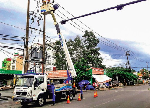 Ðảm nhiệm tốt cấp điện cho thành phố, an toàn chống dịch