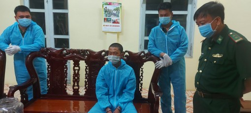 An Giang: Bắt tài xế vận chuyển ngoại tệ, tiền và kim loại nghi vàng qua biên giới