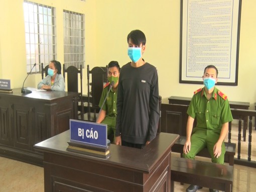 Chém bảo vệ chốt kiểm soát phòng dịch, bị phạt 4 năm 6 tháng tù