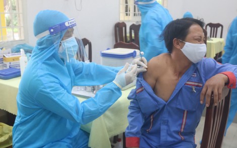 Cách chức Giám đốc Trung tâm Y tế TP Trà Vinh vì tiêm vaccine phòng Covid-19 sai đối tượng