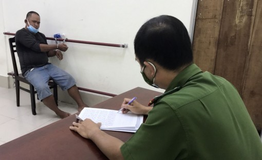 Xin qua chốt không được, đâm bảo vệ dân phố