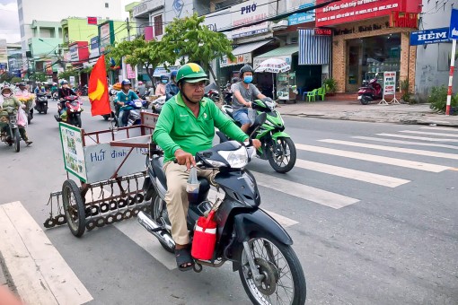 Bộ trưởng Giao thông vận tải tặng Bằng khen cho hai người đàn ông hút đinh, vá đường ở Cần Thơ