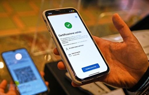 Thẻ Xanh: Tấm vé cho phép người dân quay trở lại nhịp sống bình thường