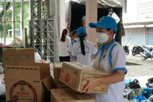 Tiếp sức sinh viên trong ký túc xá bị phong tỏa