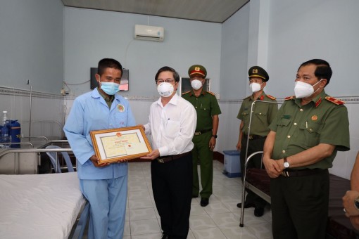 Chủ tịch thành phố khen thưởng, thăm hỏi cán bộ chiến sĩ bị thương khi làm nhiệm vụ