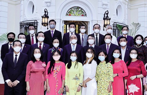 Chủ tịch nước Nguyễn Xuân Phúc thăm Ðại sứ quán và cộng đồng người Việt Nam tại Cuba