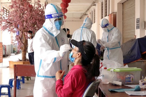 Yêu cầu xét nghiệm nhanh hàng tuần cho người làm việc tại các chợ