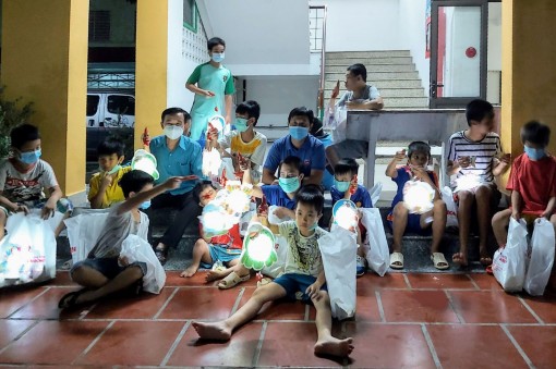 Trao quà cho thiếu nhi và người bị ảnh hưởng dịch COVID-19