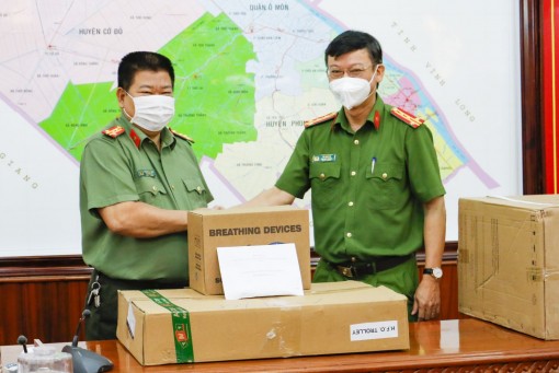 Công an TP Cần Thơ tiếp nhận máy thở, thiết bị y tế