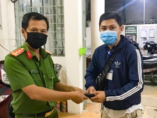 Trao trả tài sản cho người dân đánh rơi