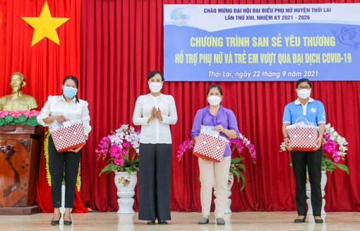 100 phụ nữ, trẻ em ảnh hưởng dịch COVID-19 được nhận quà “San sẻ yêu thương”