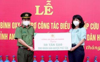 An Giang: Công an tỉnh trao tặng 2.000 bình oxy y tế và 50 tấn gạo hỗ trợ địa phương phòng, chống dịch