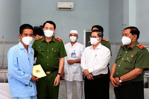 Thứ trưởng Bộ Công an thăm hỏi chiến sĩ bị thương khi làm nhiệm vụ