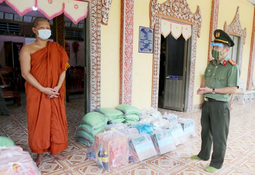 នគរ​បាល​សុក​ត្រាំង​ ព្រួត​ដៃ​ឧបត្ថម្ភ​ប្រ​ជា​ជន​ដែល​រង​ផល​ប៉ះ​ពាល់​ដោយ​ជំងឺ​ COVID-១៩