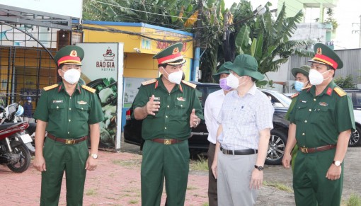 Tư lệnh Quân khu 9 kiểm tra chốt kiểm soát chống dịch COVID-19 ở Cần Thơ