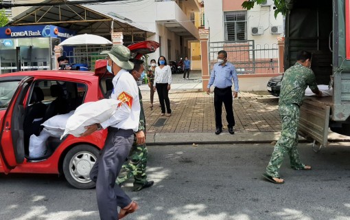 Hỗ trợ gạo cho 9 phường đang thực hiện Chỉ thị 16-CT/TTg của Thủ tướng Chính phủ