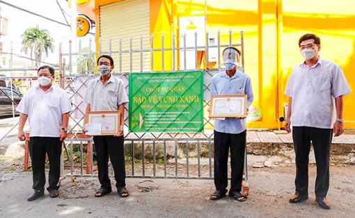 Những “lá chắn” COVID-19 “tuổi cao gương sáng”