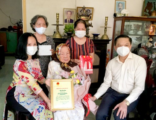 Tặng quà, mừng thọ người cao tuổi