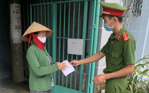 Trao thẻ căn cước công dân gắn chíp điện tử tận nhà cho người dân