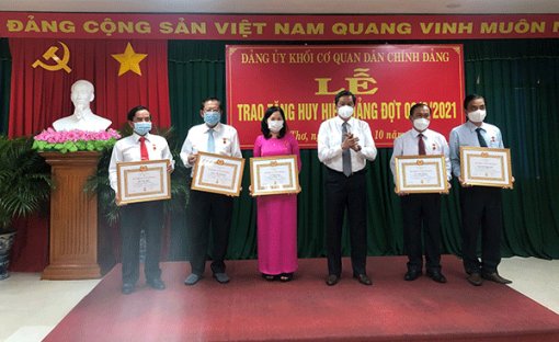 Trao Huy hiệu 30, 40 năm tuổi Đảng cho các đảng viên