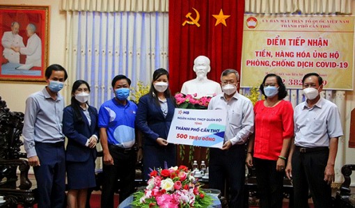 Tiếp nhận 500 triệu đồng ủng hộ phòng, chống dịch COVID-19