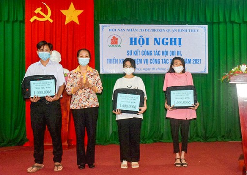 Trao học bổng cho học sinh là con, cháu nạn nhân chất độc da cam