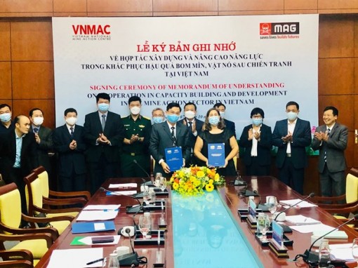 Hợp tác nâng cao năng lực xử lý bom mìn sau chiến tranh tại Việt Nam