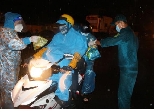 Người Cần Thơ tiếp sức cho người dân về quê