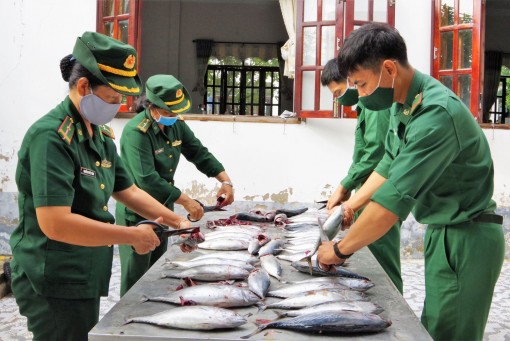 Bộ đội Biên phòng Cà Mau hỗ trợ bữa ăn cho người dân về từ vùng dịch