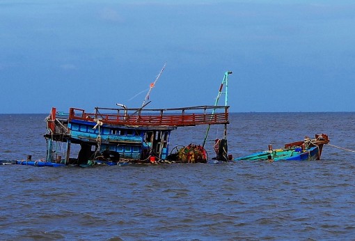 Cà Mau: Kịp thời cứu vớt 7 người bị chìm tàu trên biển
