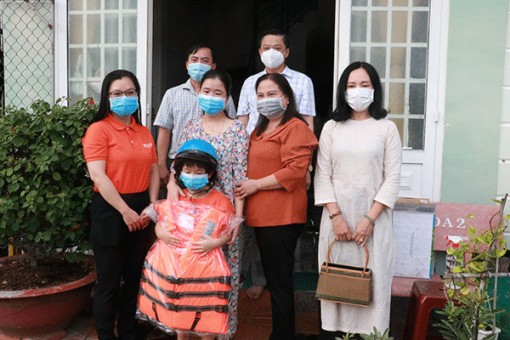 Thăm và tặng quà trẻ em mồ côi do dịch COVID-19
