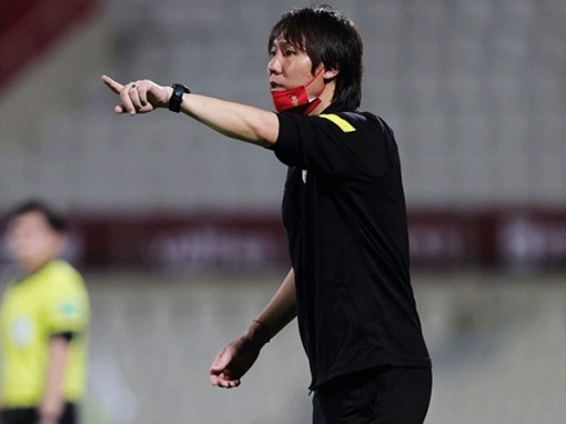 30 giây thót tim của HLV Li Tie