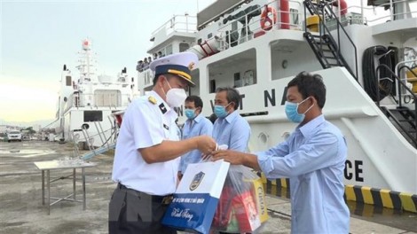 Bà Rịa-Vũng Tàu: Đưa 5 ngư dân bị chìm tàu trên biển về bờ an toàn