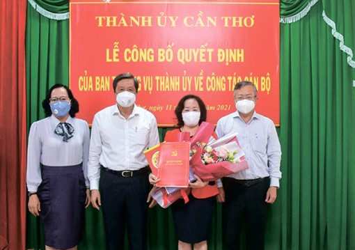 Ban Thường vụ Thành ủy Cần Thơ trao quyết định về công tác cán bộ