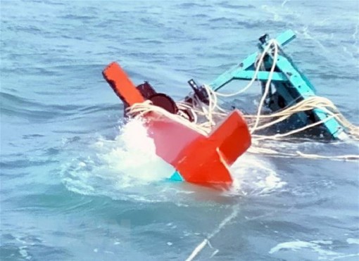 Kiên Giang: Cứu hộ 7 ngư dân trên tàu cá bị sóng đánh chìm trên biển