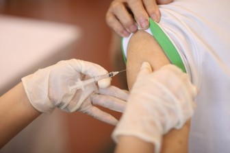 Lập danh sách tiêm vaccine COVID-19 cho trẻ từ lớp 6 đến hết lớp 12